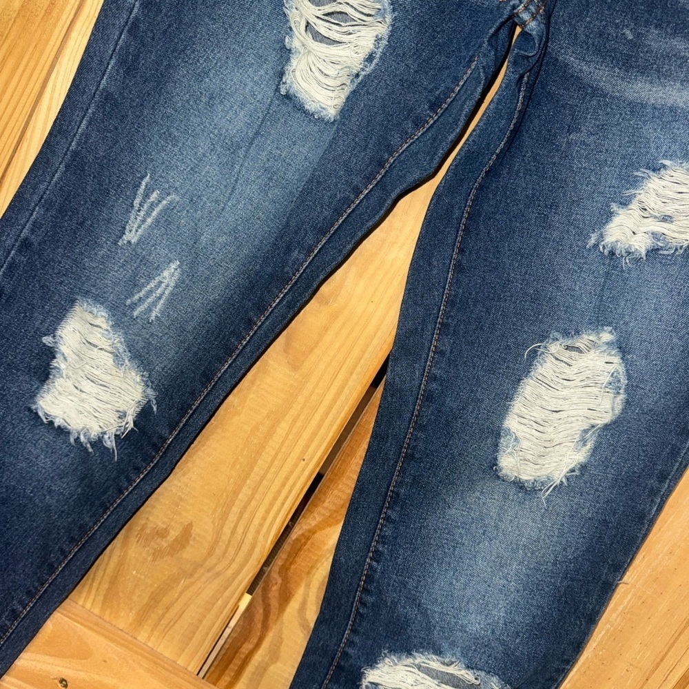 Stylish Distressed Skinny Jeans in Blue - Picture 4 of 5